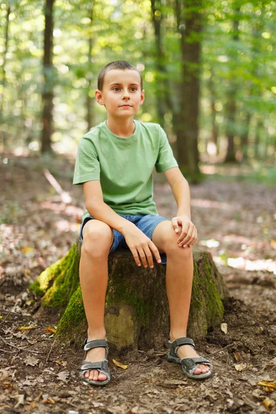 Rapaz ao ar livre na floresta — Fotografia de Stock