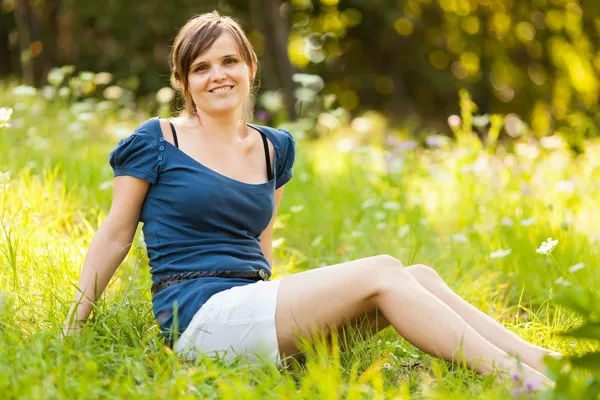 Junge Frau entspannt sich im Freien — Stockfoto
