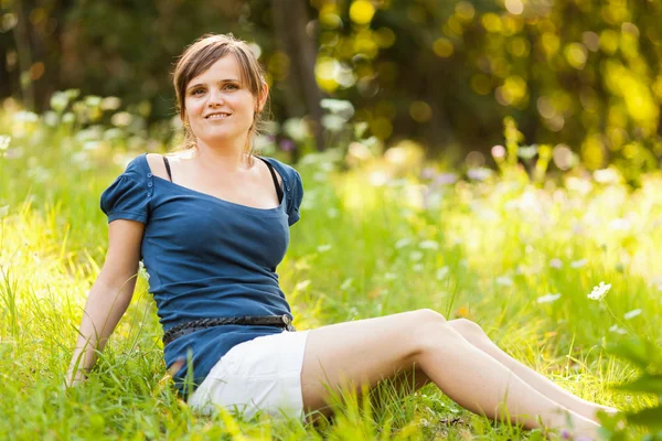 Mujer joven relajante al aire libre —  Fotos de Stock