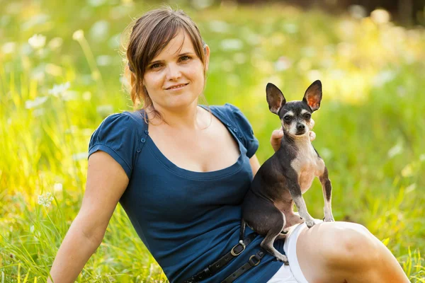 Genç bir kadın ve onun chihuahua köpek — Stok fotoğraf