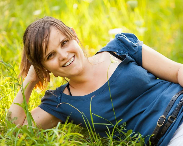 Jovem mulher relaxante ao ar livre — Fotografia de Stock