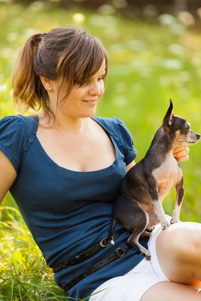 Młoda kobieta i jej pies chihuahua — Zdjęcie stockowe