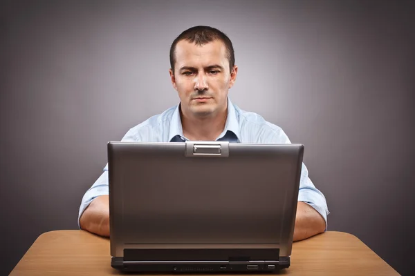 Affärsman på sin laptop — Stockfoto