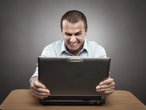 Homem de negócios irritado no laptop — Fotografia de Stock