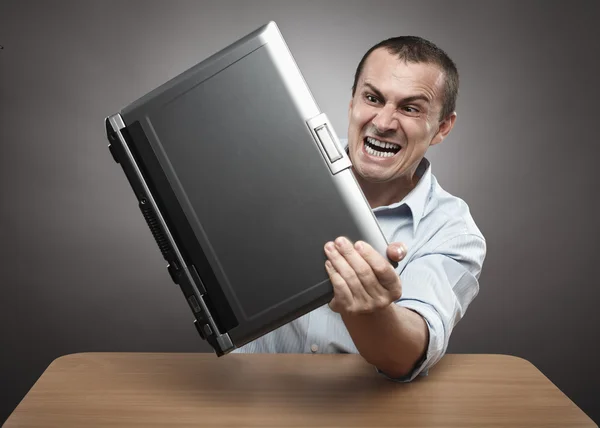 Arrabbiato uomo d'affari fracassare il suo computer portatile — Foto Stock