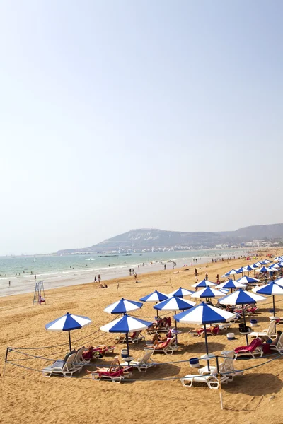 Соломенный пляжный зонтик — стоковое фото