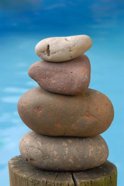 Evenwicht zen steen met water achtergrond — Stockfoto
