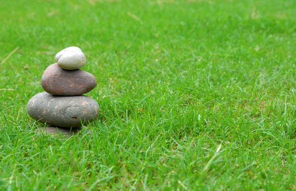 Evenwicht zen stenen op groen gras — Stockfoto