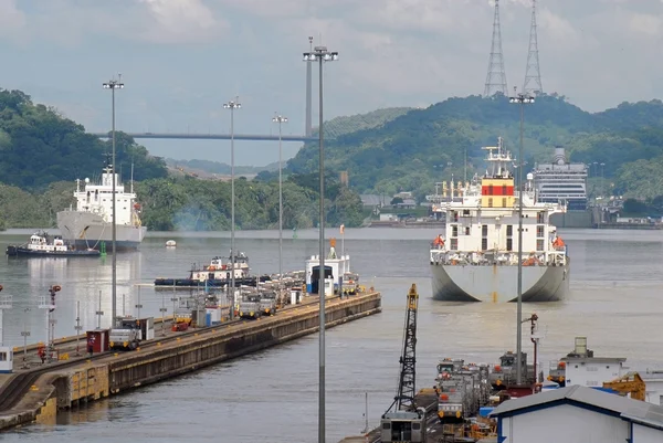 Navios de carga que passam pelo Canal do Panamá — Fotografia de Stock