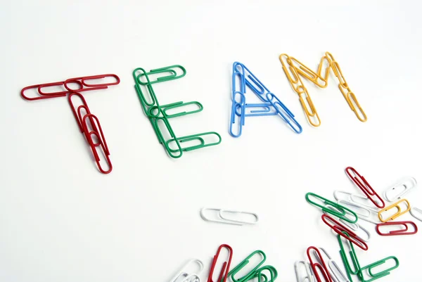 Trabalho em equipe formado com clipes de papel coloridos — Fotografia de Stock