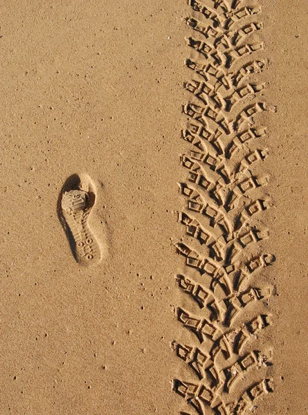 Sporen in het gouden zand — Stockfoto