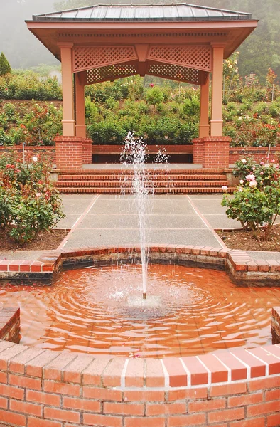 Rosa trädgård lusthus — Stockfoto