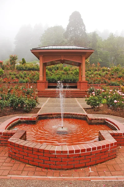 Садовая беседка и фонтан — стоковое фото