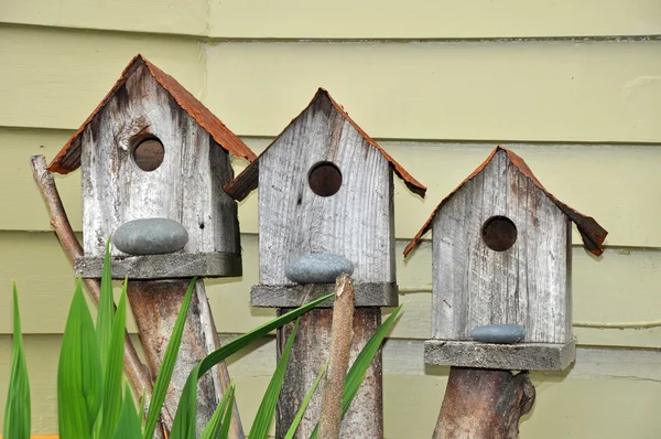 Três casas de pássaros — Fotografia de Stock