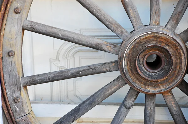 Wooden wagon wheel — Stock Photo, Image