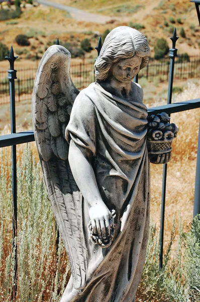 Engel grafsteen op het kerkhof — Stockfoto