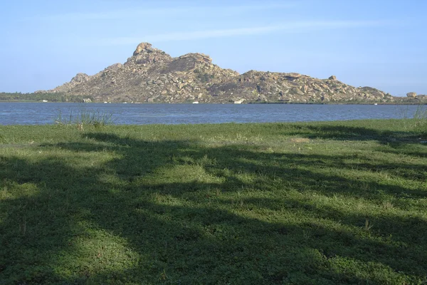 Jezioro i skalistym wzgórzu — Zdjęcie stockowe