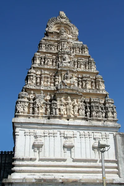 Gebeeldhouwde tempel toren — Stockfoto