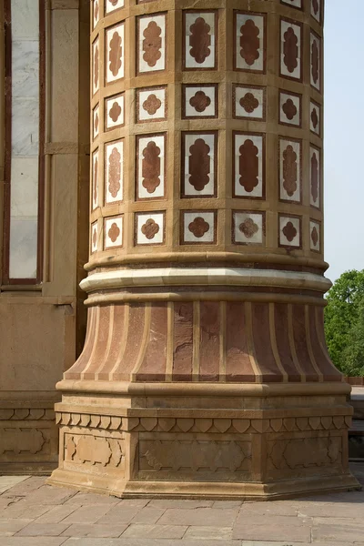 Incisione decorativa sul pilastro — Foto Stock