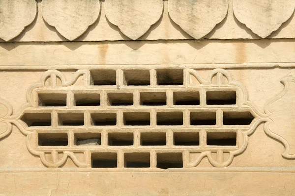 Fenstergitter in Steinmauer — Stockfoto