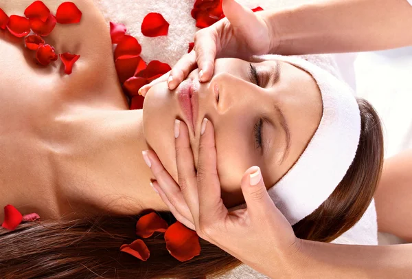 Ragazza che riceve massaggio facciale — Foto Stock