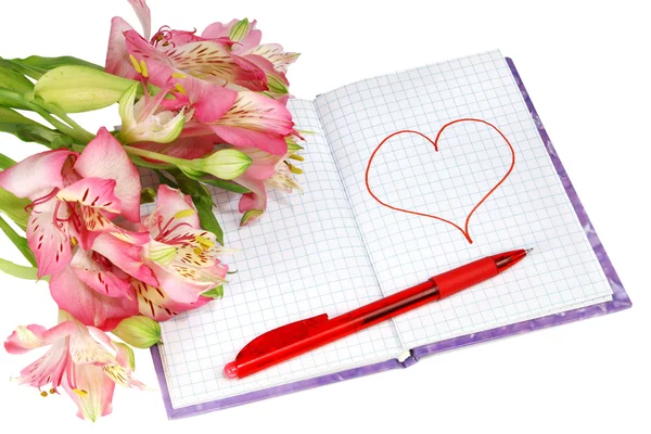 Σημειωματάριο με στυλό από λουλούδια και την καρδιά — Φωτογραφία Αρχείου