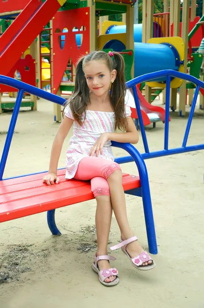 Chica sentada en un banco —  Fotos de Stock