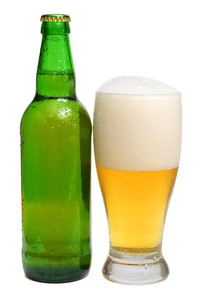 Cerveja está em uma garrafa e vidro — Fotografia de Stock