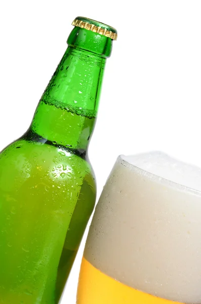 Cerveja está em uma garrafa e vidro — Fotografia de Stock