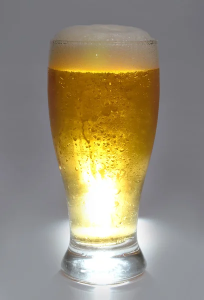 啤酒是在玻璃 — 图库照片