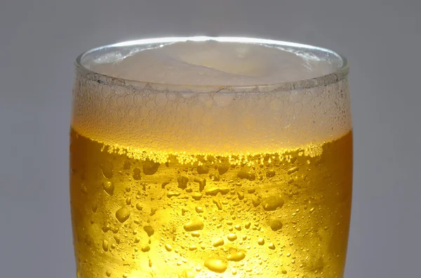 La cerveza está en vidrio. —  Fotos de Stock
