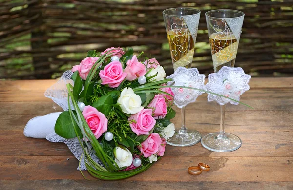 Un bouquet da sposa è bicchieri e anelli — Foto Stock