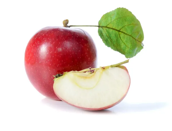 Rött äpple med gröna blad — Stockfoto