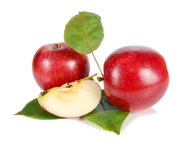 Apel merah dengan daun hijau — Stok Foto