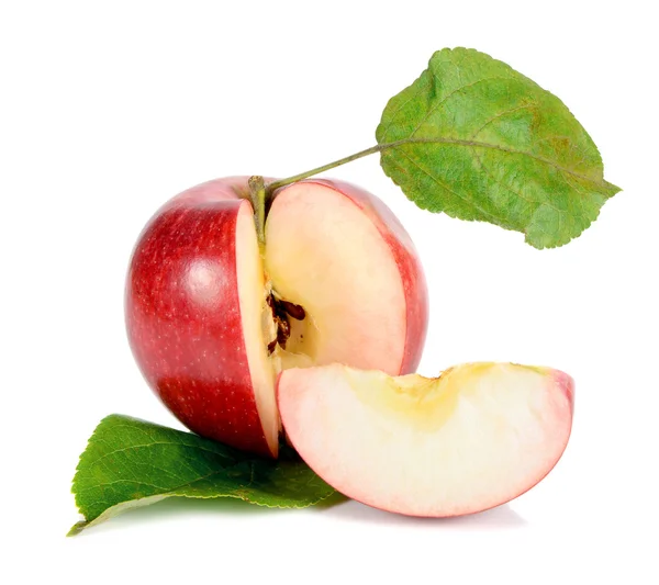 Красное яблоко с зелеными листьями — стоковое фото