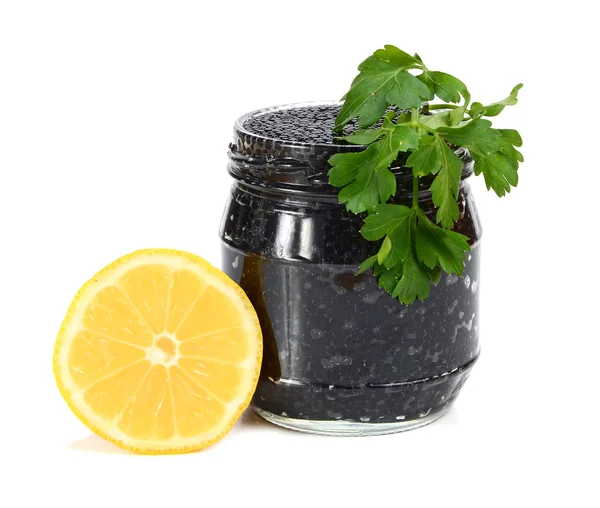Caviar preto está em um pequeno cesto panário — Fotografia de Stock