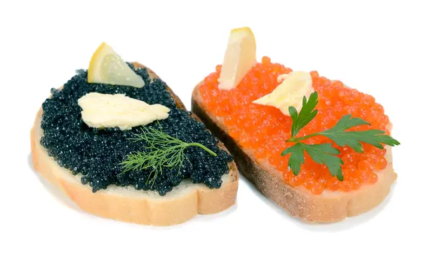 Caviar negro y rojo está en una cuchara de madera — Foto de Stock