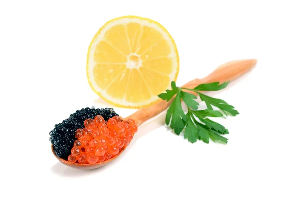 Caviar negro y rojo está en una cuchara de madera — Foto de Stock