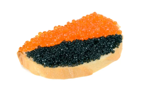 Kaviar hitam dan merah adalah dalam sendok kayu — Stok Foto