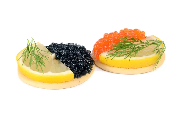 Kaviar svart och rött är i en träsked — Stockfoto