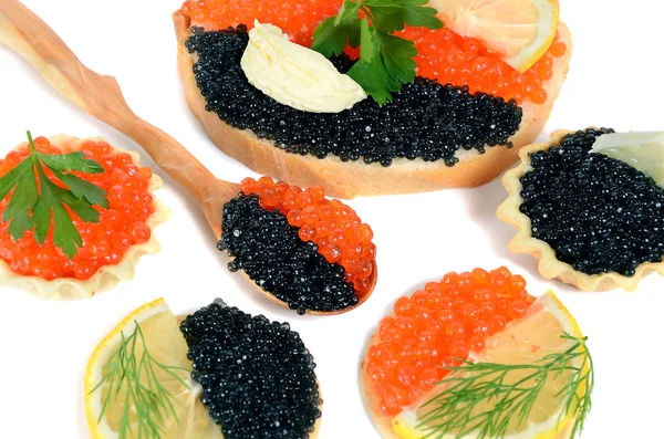 Caviar preto e vermelho está em uma colher de madeira — Fotografia de Stock
