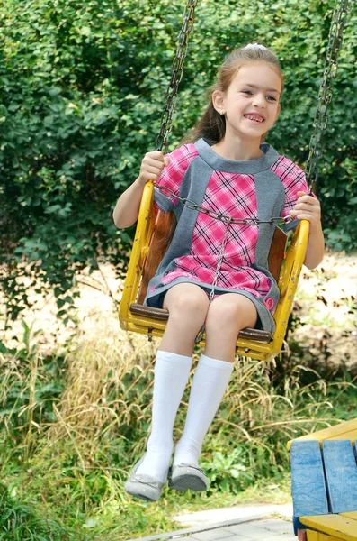 Mädchen fährt auf Karussell — Stockfoto