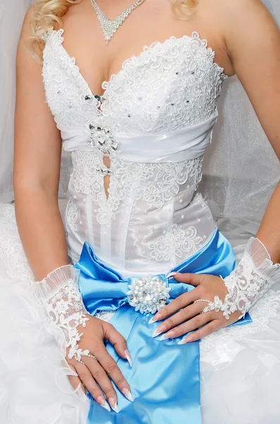 Braut trägt ein weißes Kleid — Stockfoto