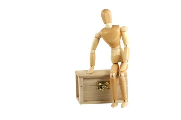 Dřevěné figuríny na truhle s pokladem — Stock fotografie