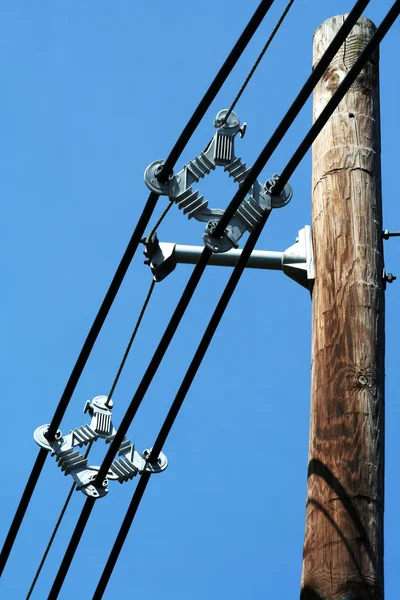Телефонный столб с проводами — стоковое фото