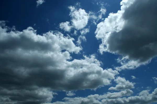 Blauwe lucht met witte wolken achtergrond — Stockfoto