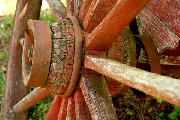 Stare koło wyblakły czerwony wagon — Zdjęcie stockowe