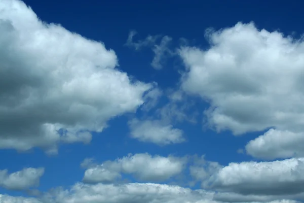 Błękitne niebo z białymi chmurami tło — Zdjęcie stockowe