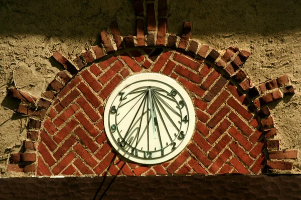 Старые солнечные часы на здании — стоковое фото