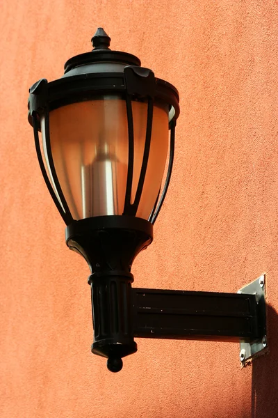 Oldalán egy épület utcai fény — Stock Fotó
